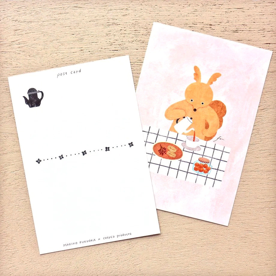 photo packshot du détail des cartes au format portrait du bloc de cartes postales de 10 cartes et 5 motifs « tea time » par Mariko Fukuoka pour Cozyca Products