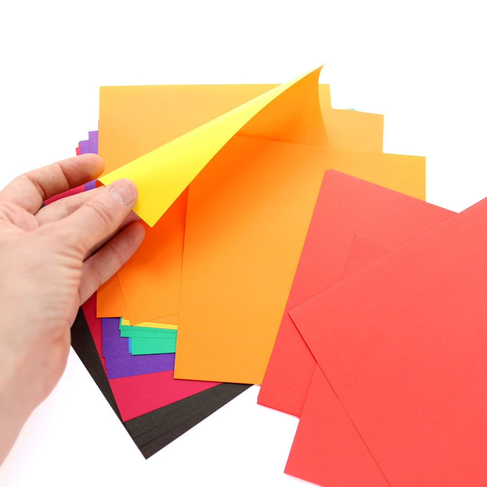 photo packshot du détail des couleurs bicolores du set de 36 papiers origami unis multicolores dans des tons bicolores en 15cm par 15cm showa grimm