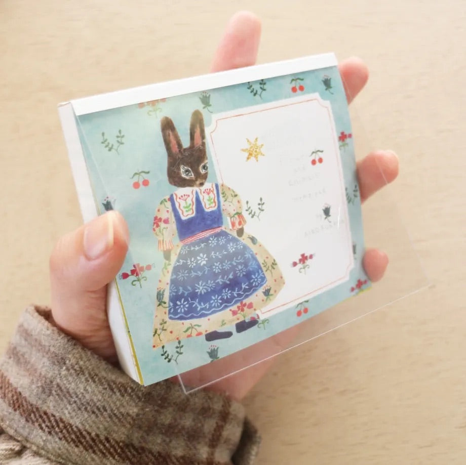 photo packshot du détail de la couverture plastifiée du bloc-notes de 120 feuilles « flower and animals » par Mariko Fukuoka pour Cozyca Products