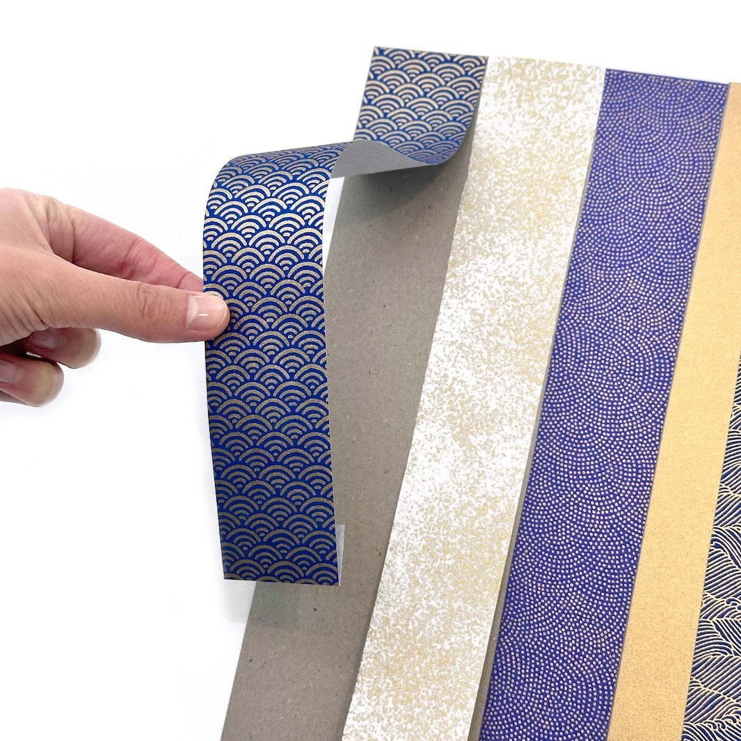 photo packshot d'un détail du lot de 5 bandes de papiers japonais dans les tons bleu nuit, blanc cassé et doré « céleste » adeline klam