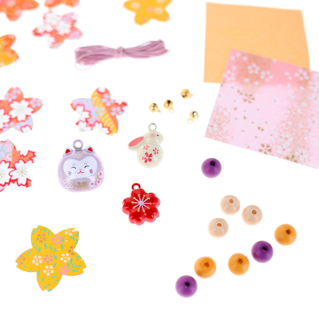 photo packshot d'un détail du matériel du kit guirlande porte-bonheur jaune, rose, mauve et rouge « pondichéry » adeline klam