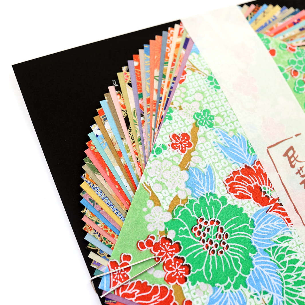 photo packshot d'un détail du packaging du set de 40 papiers origami en 15cm par 15cm aux motifs traditionnels et unis dans un mélange folklorique furukawashiko