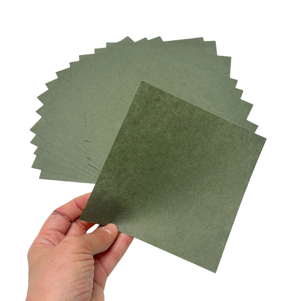 photo packshot du détail de texture du set de 20 papiers origami unis vert mousse en 15cm par 15cm de ogawa