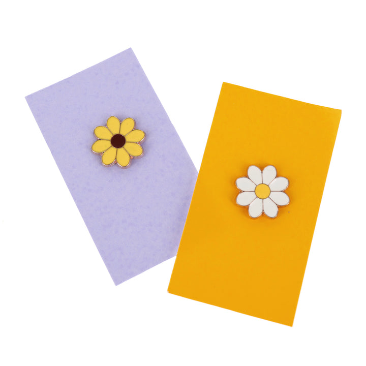 photo packshot du duo de pin's en forme de marguerite