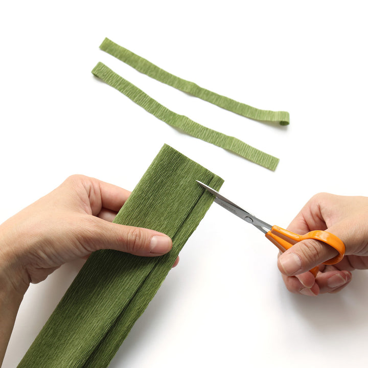 photo packshot de démonstration de l'étape 1 de d'habillage de tiges avec du papier crépon (562) pour le kit bouquet de fleurs en crépon « agrume » adeline klam