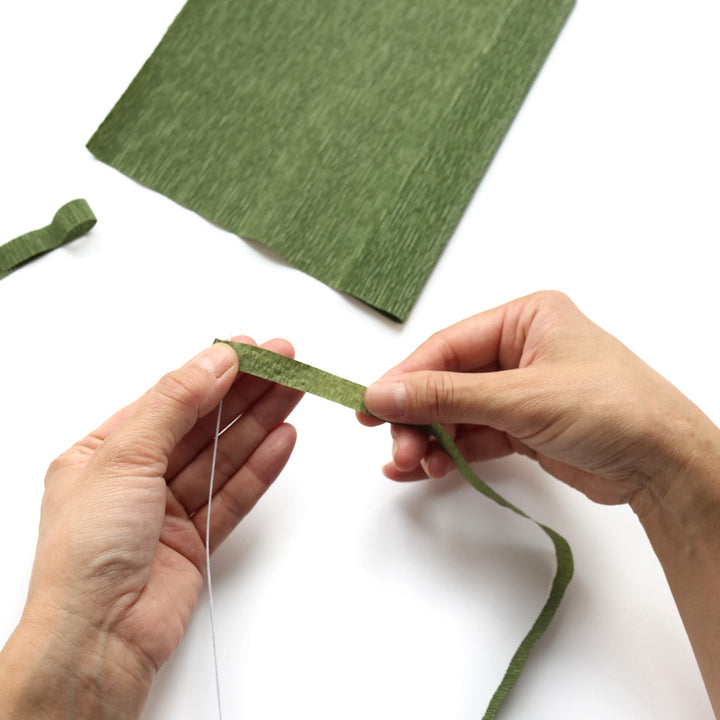 photo packshot de démonstration de l'étape 2 de d'habillage de tiges avec du papier crépon (17A8) pour le kit bouquet de fleurs en crépon « naturel » adeline klam