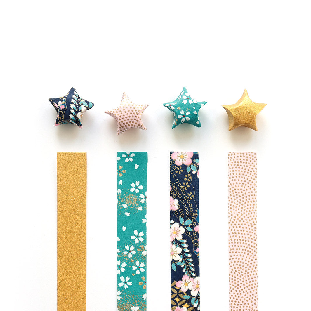photo packshot des étoiles montées et des bandelettes de papiers japonais du kit étoiles en origami dans les tons bleu canard et marine, rose pâle et dorés « nocturne » adeline klam