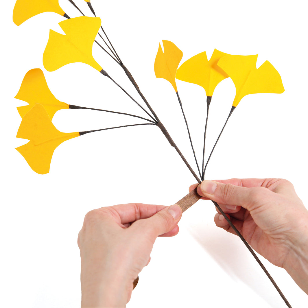 photo packshot d'un exemple d'utilisation des tiges épaisses pour la fabrication de branches de ginkgo en papier japonais adeline klam