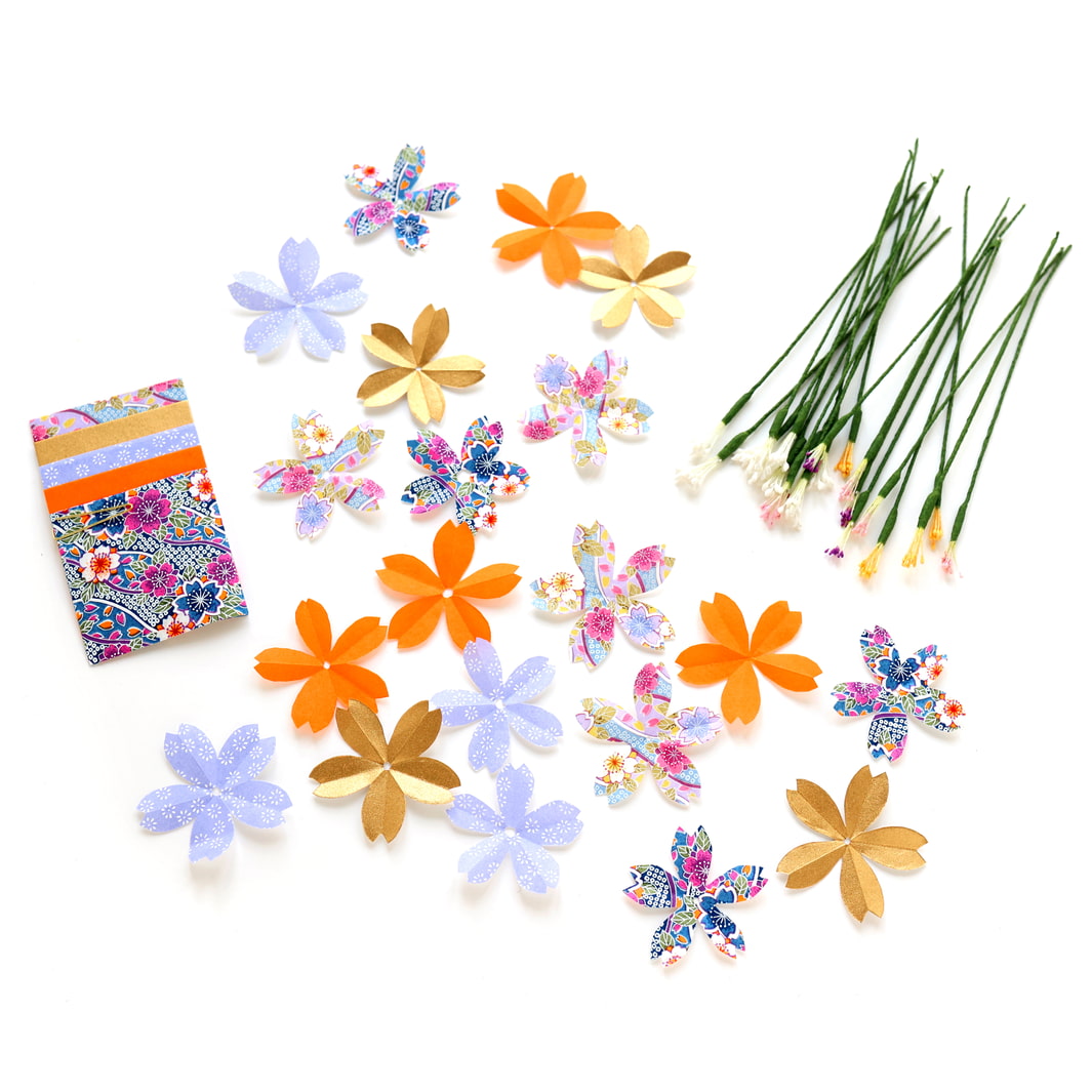 photo packshot des fleurs fabriquées du kit bouquet de fleurs de cerisier dans les tons violet lilas, dorés et orange fluo « baya » adeline klam