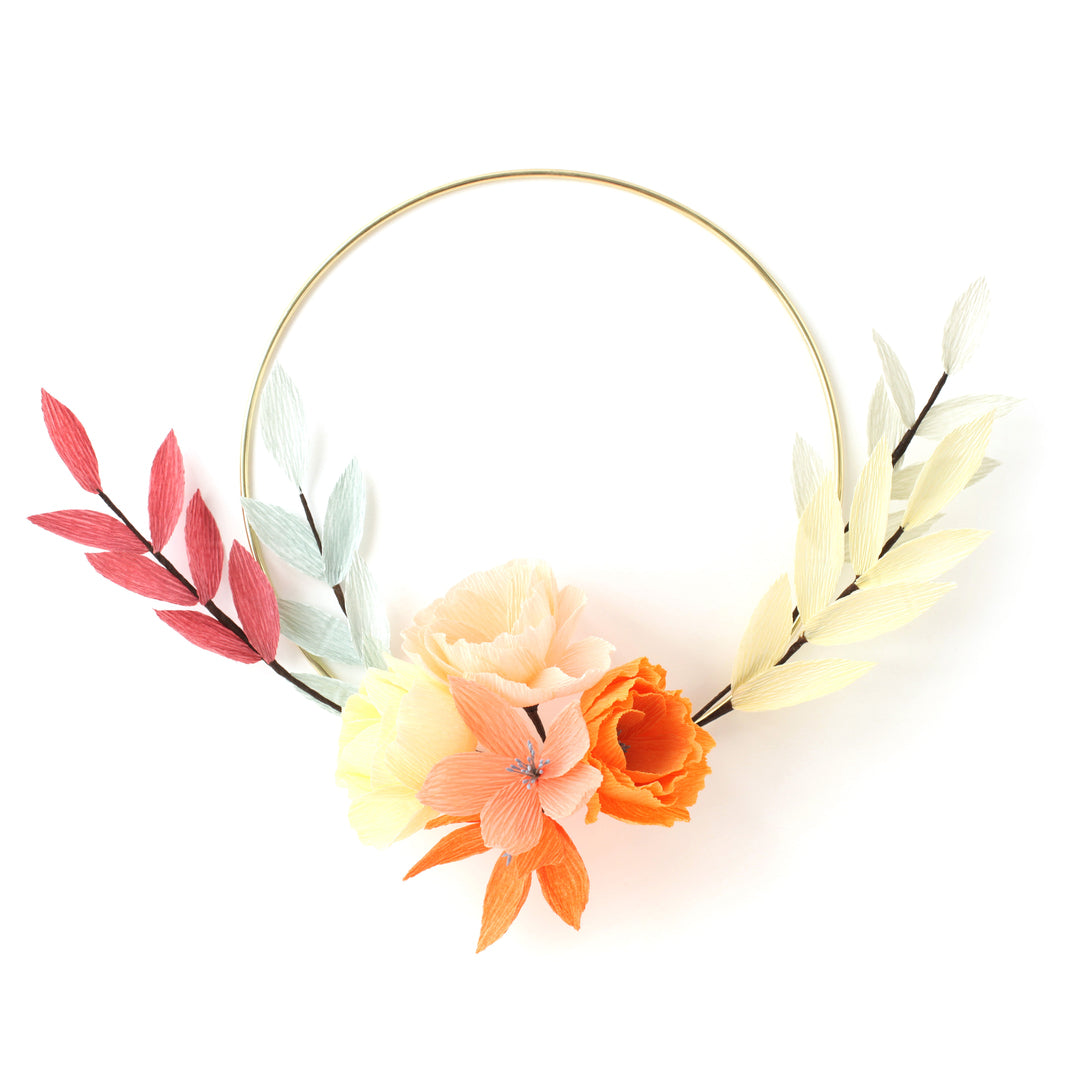 photo packshot des fleurs montées sur cerceau du kit bouquet de fleurs de en crépon dans les tons rouges, corail, jaunes, roses, mauve et gris « naturel » adeline klam