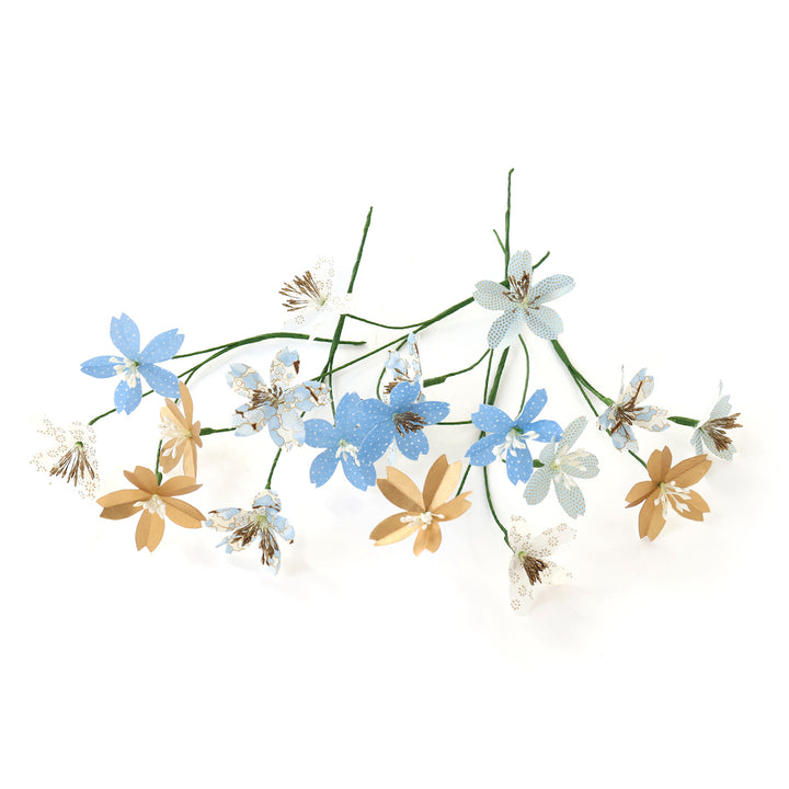 photo packshot des fleurs montées et posées à plat du kit bouquet de fleurs de cerisier dans les tons bleu ciel, dorés et blanc crème « neige » adeline klam