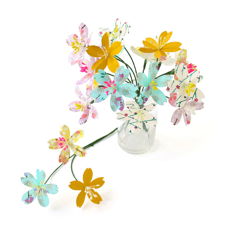 photo packshot des fleurs montées en vase du kit bouquet de fleurs de cerisier dans les tons violet lilas, dorés et orange fluo « baya » adeline klam