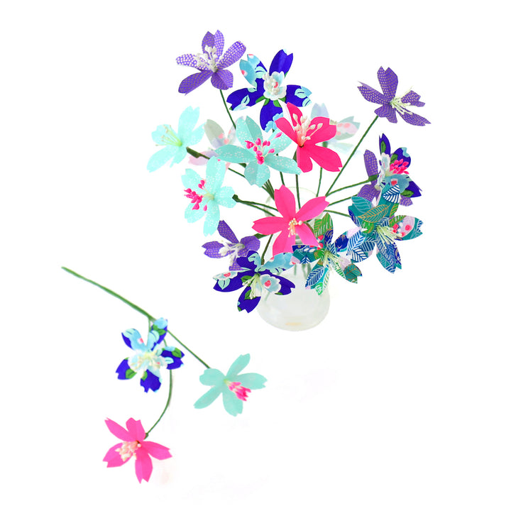photo packshot des fleurs montées en vase du kit bouquet de fleurs de cerisier dans les tons bleu nuit, vert d'eau et rose fluo « fantastique » adeline klam