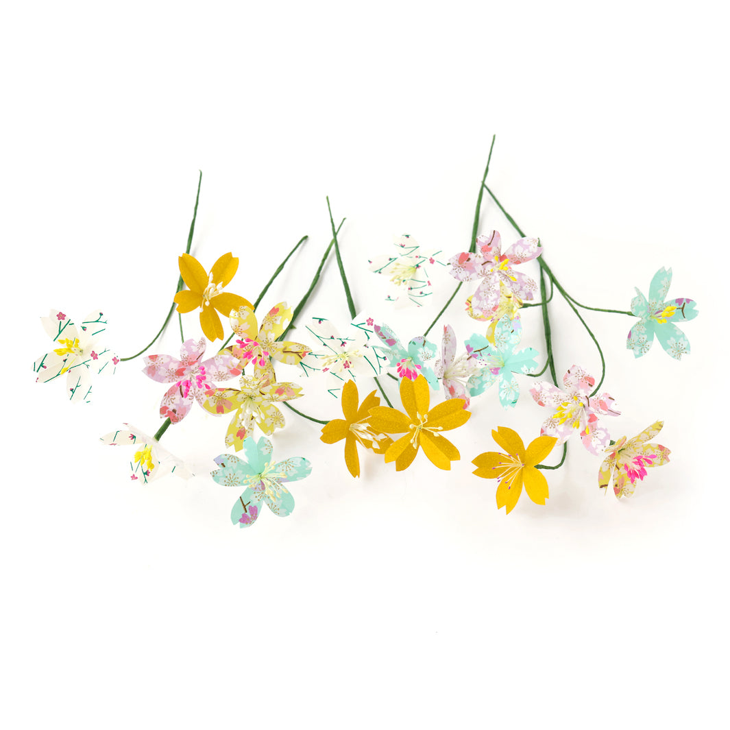 photo packshot des fleurs montées et posées à plat du kit bouquet de fleurs de cerisier dans les tons violet lilas, dorés et orange fluo « baya » adeline klam