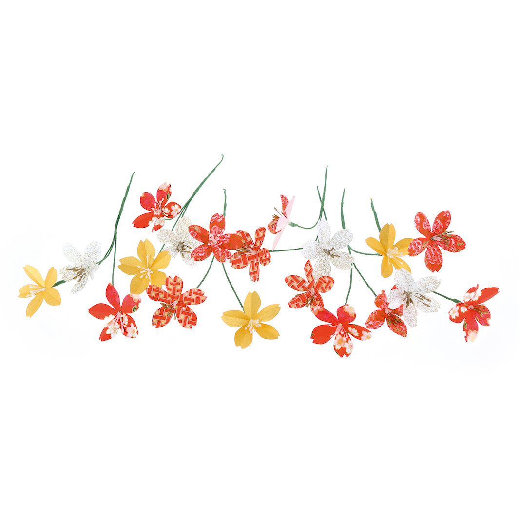 photo packshot des fleurs montées du kit bouquet de fleurs de cerisier rouge, blanc et doré « noël » adeline klam