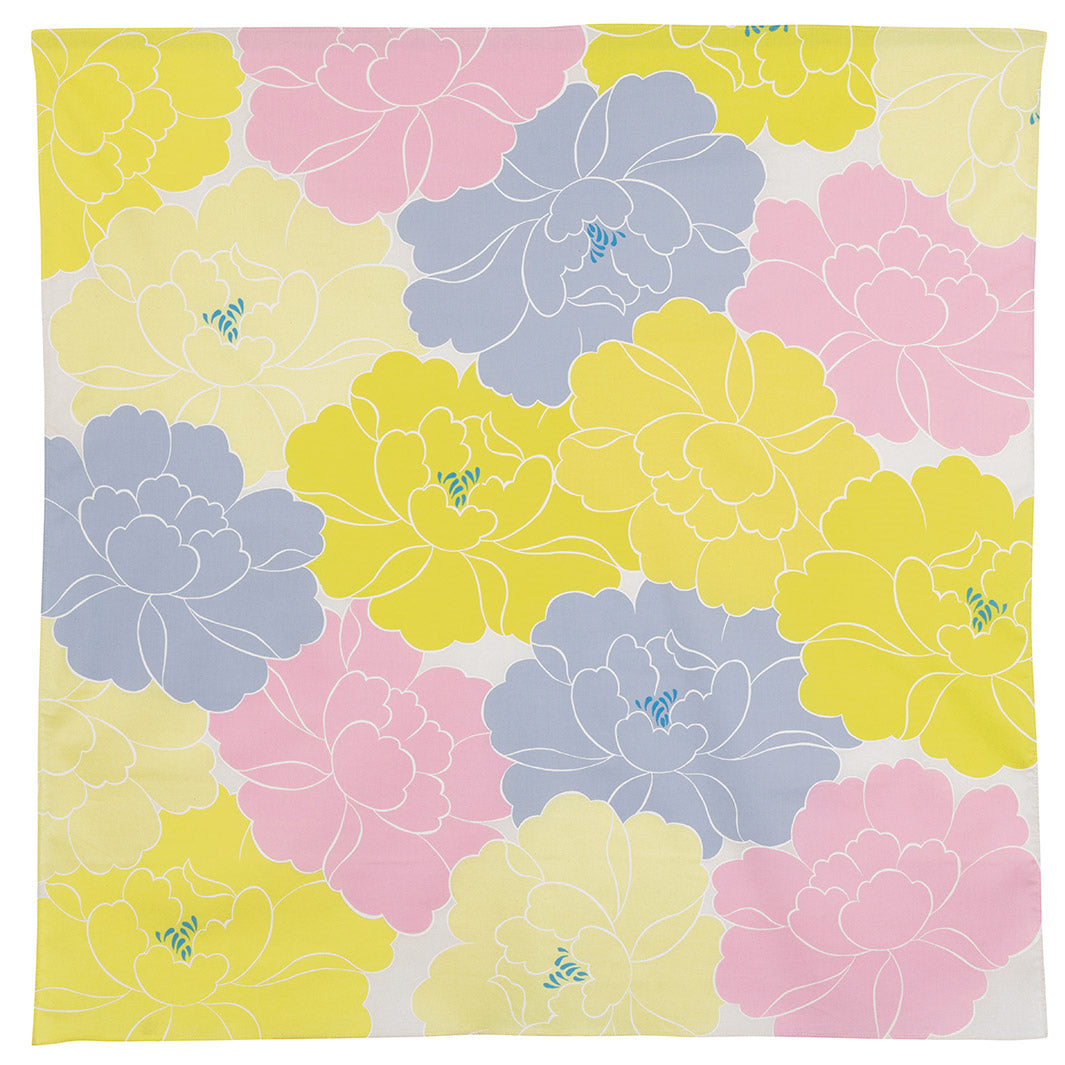 photo packshot à plat du furoshiki au motif de pivoines dans les tons jaune pâle et acidulé, roses et bleu gris adeline x musubi en 100cm par 100cm