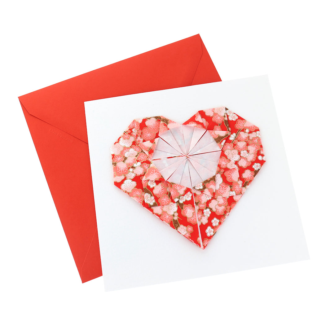 photo packshot de la grande carte carrée coeur en origami aux motifs de fleurs de prunier dans les tons rouges, roses et crème (M446) adeline klam