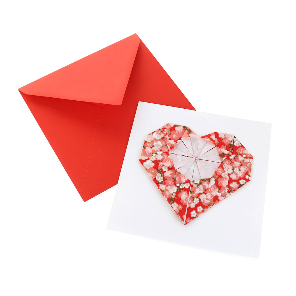 photo packshot de la grande carte carrée coeur en origami aux motifs de fleurs de prunier dans les tons rouges, roses et crème (M446) adeline klam