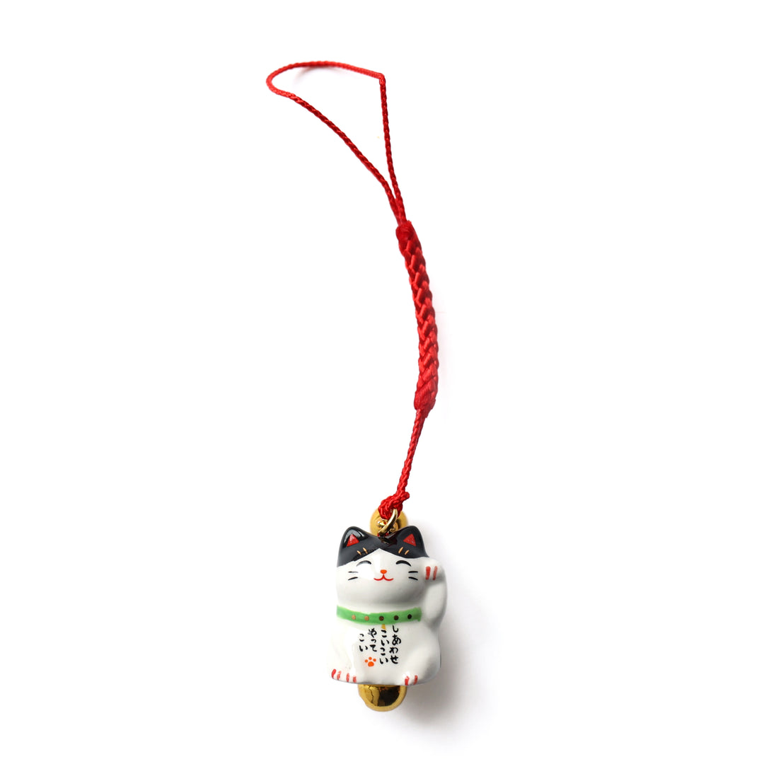 photo packshot du grigri à suspendre en forme de chat maneki-neko moucheté noir et blanc