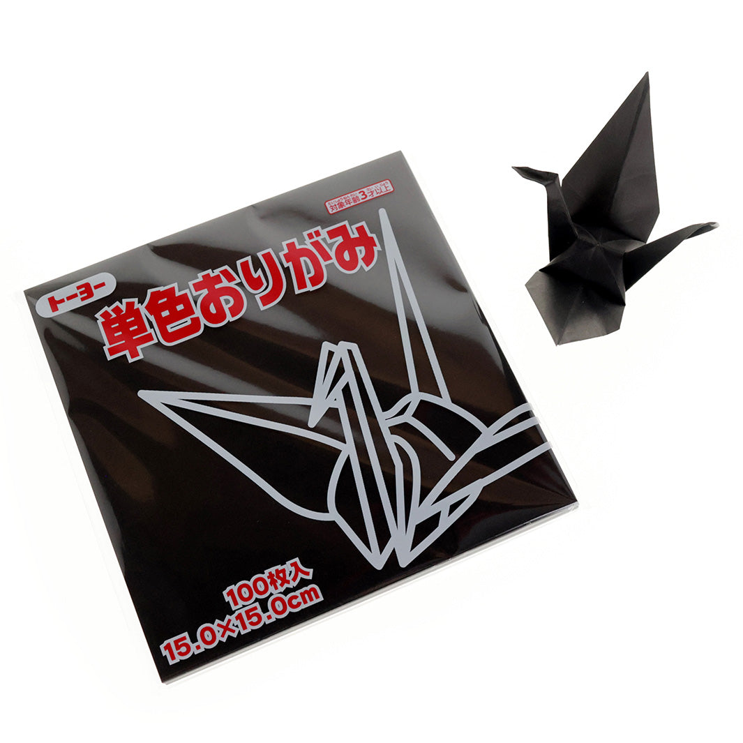 photo packshot des papiers et d'une grue montée du set de 100 papiers origami unis noirs toyo
