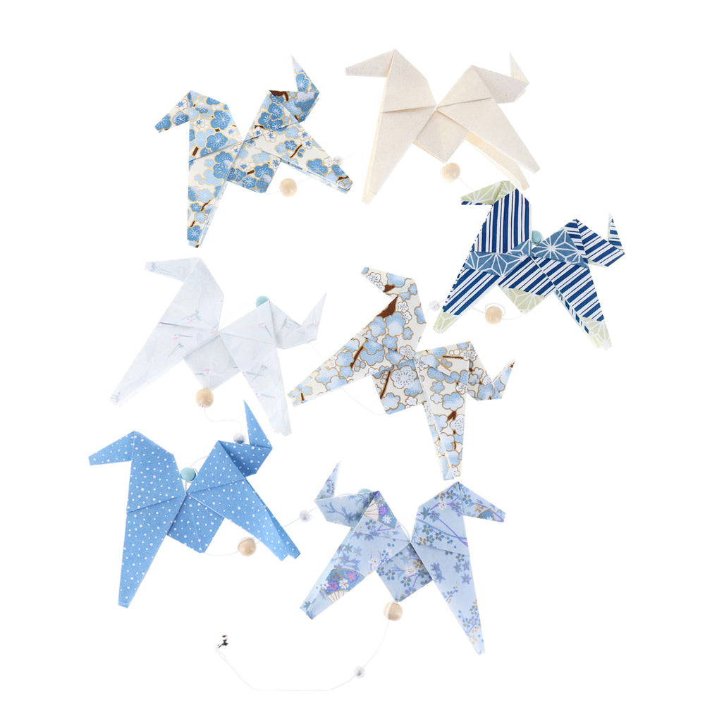 photo packshot de la guirlande montée du kit guirlande de chevaux en origami dans les tons bleu ciel, bleu gris, blanc crème et blanc nacré « rivage » O4 adeline klam 