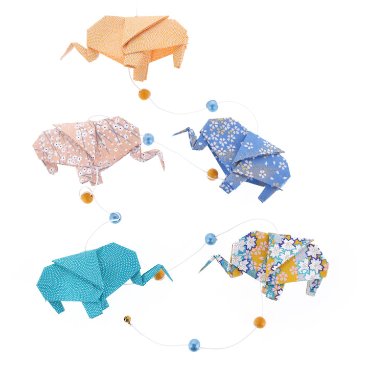 photo packshot de la guirlande montée du kit guirlande d'éléphants en origami jaune safran, bleu pervenche, rose clair et bleu canard « bombay » adeline klam