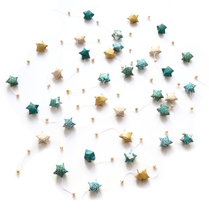 photo packshot de la guirlande montée du kit guirlande d'étoiles en origami bleu canard, blanc et doré « orient » adeline klam