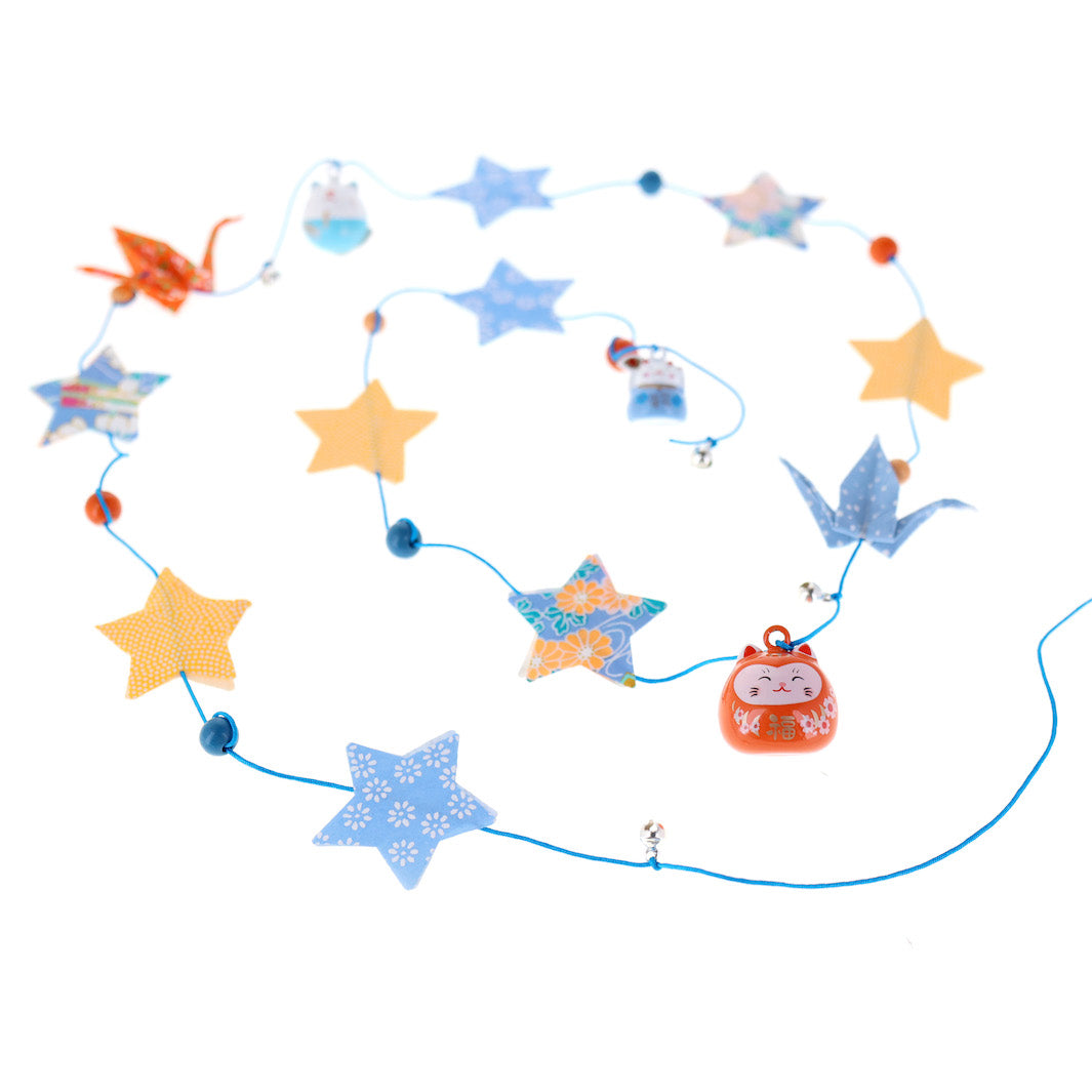 photo packshot de la guirlande montée du kit guirlande porte-bonheur bleu pervenche, jaune safran et rouge orangé « louisiane » adeline klam