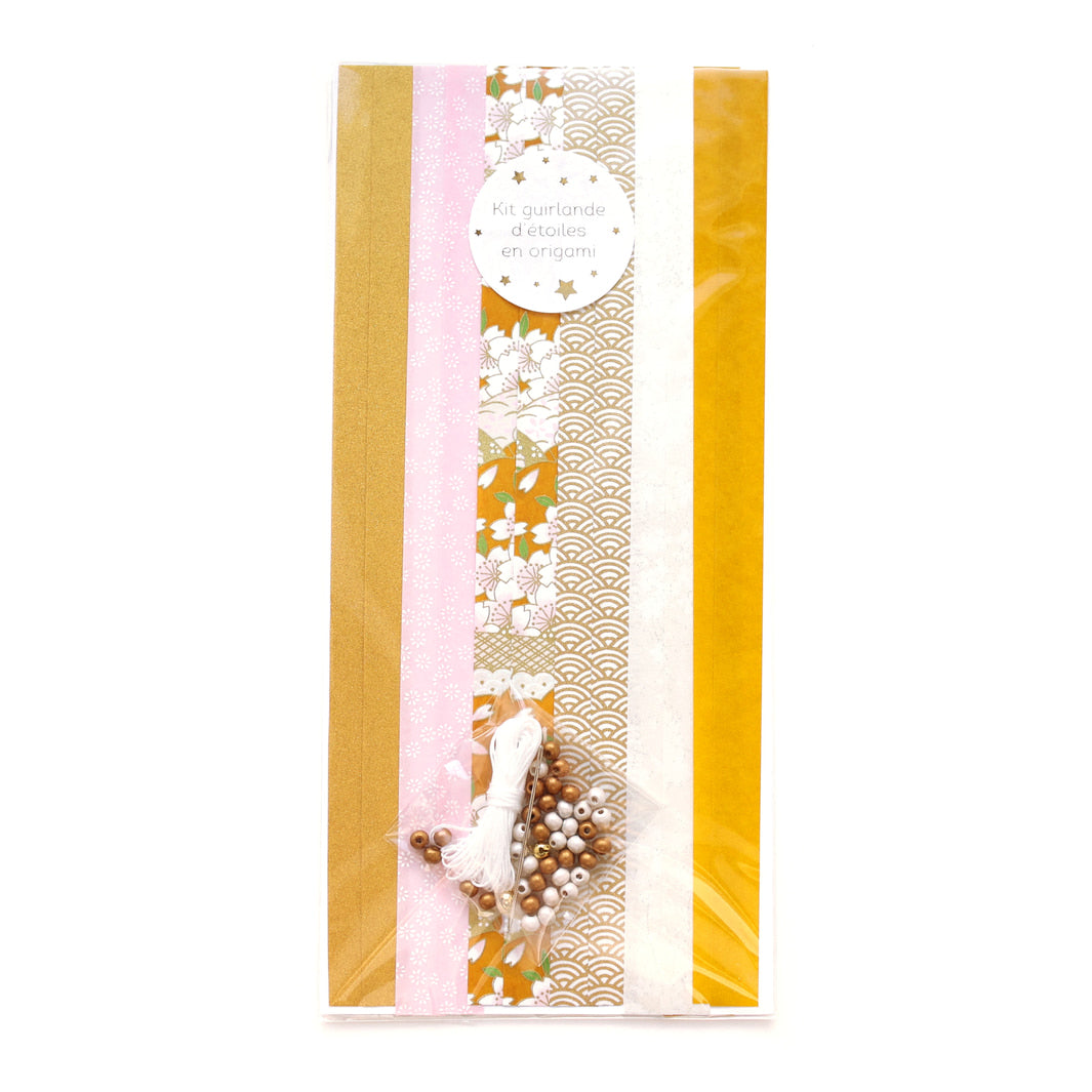 photo packshot du packaging du kit guirlande d'étoiles en origami jaune moutarde, rose clair et blanc « savane » adeline klam