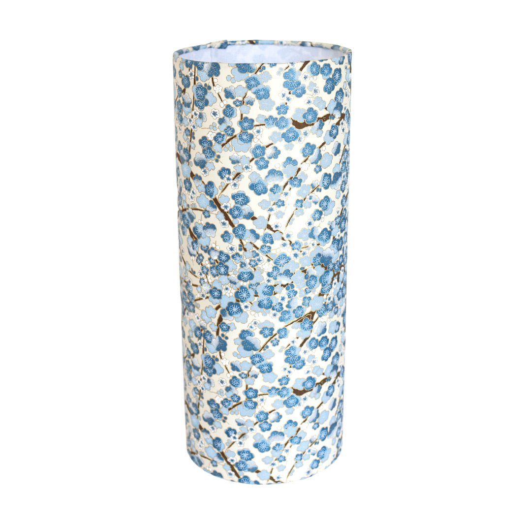 photo packshot de la lampe japonaise à poser aux motifs de fleurs de prunier crème, bleu clair et foncé (M425) adeline klam