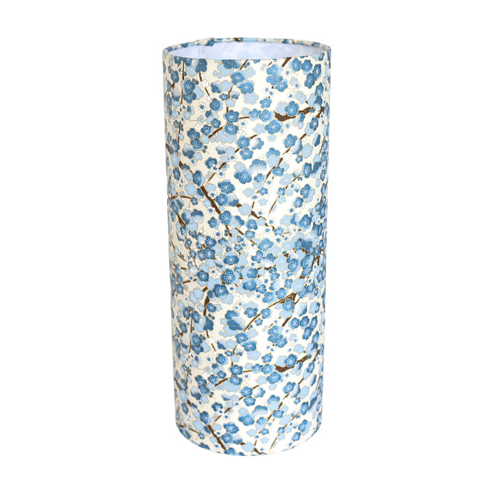 photo packshot de la lampe japonaise à poser aux motifs de fleurs de prunier crème, bleu clair et foncé (M425) adeline klam