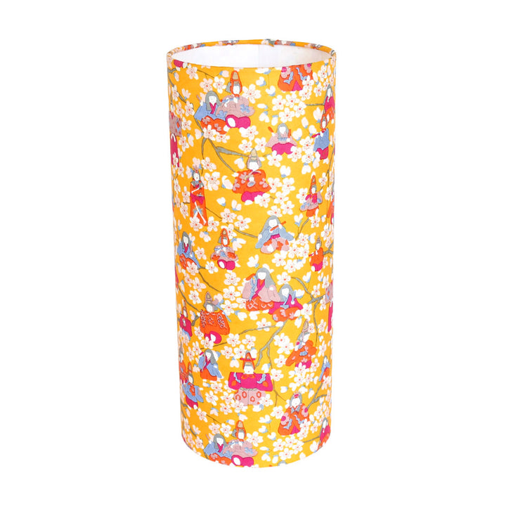 photo packshot de la lampe japonaise à poser aux motifs de poupées d'hina matsuri et de fleurs de pêcher jaune moutarde, orange vif, rose fuschia, bleu clair et lie de vin (M1006) adeline klam