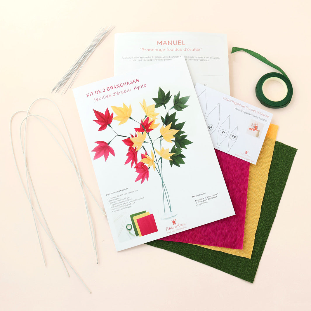 photo packshot du manuel et des fournitures et du matériel du kit 3 branchages de feuilles d'érable en crépon dans les tons rose pourpre, jaune moyen, vert foncé « kyoto » adeline klam