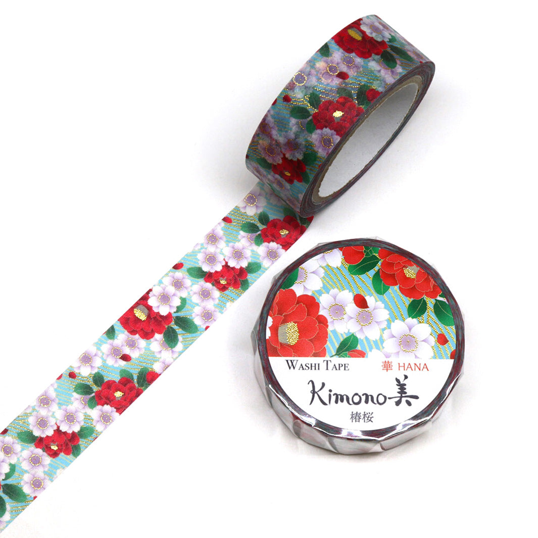 photo packshot d'un masking tape au motifs de camélias et de fleurs de cerisier dans les tons verts, rouges et mauve