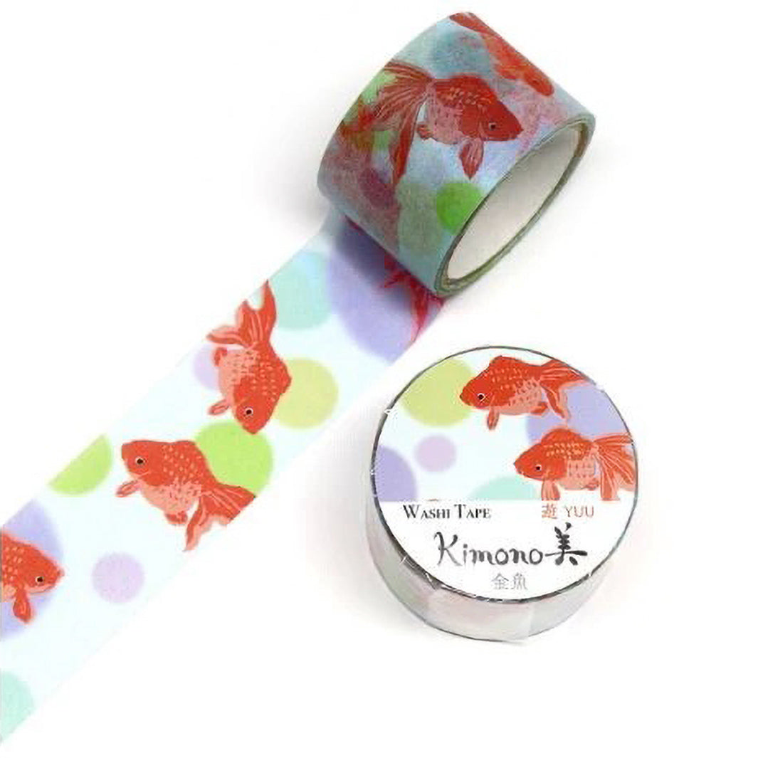 photo packshot d'un masking tape au motifs de poissons rouge dans les tons rouges, bleus, verts et jaune pastels