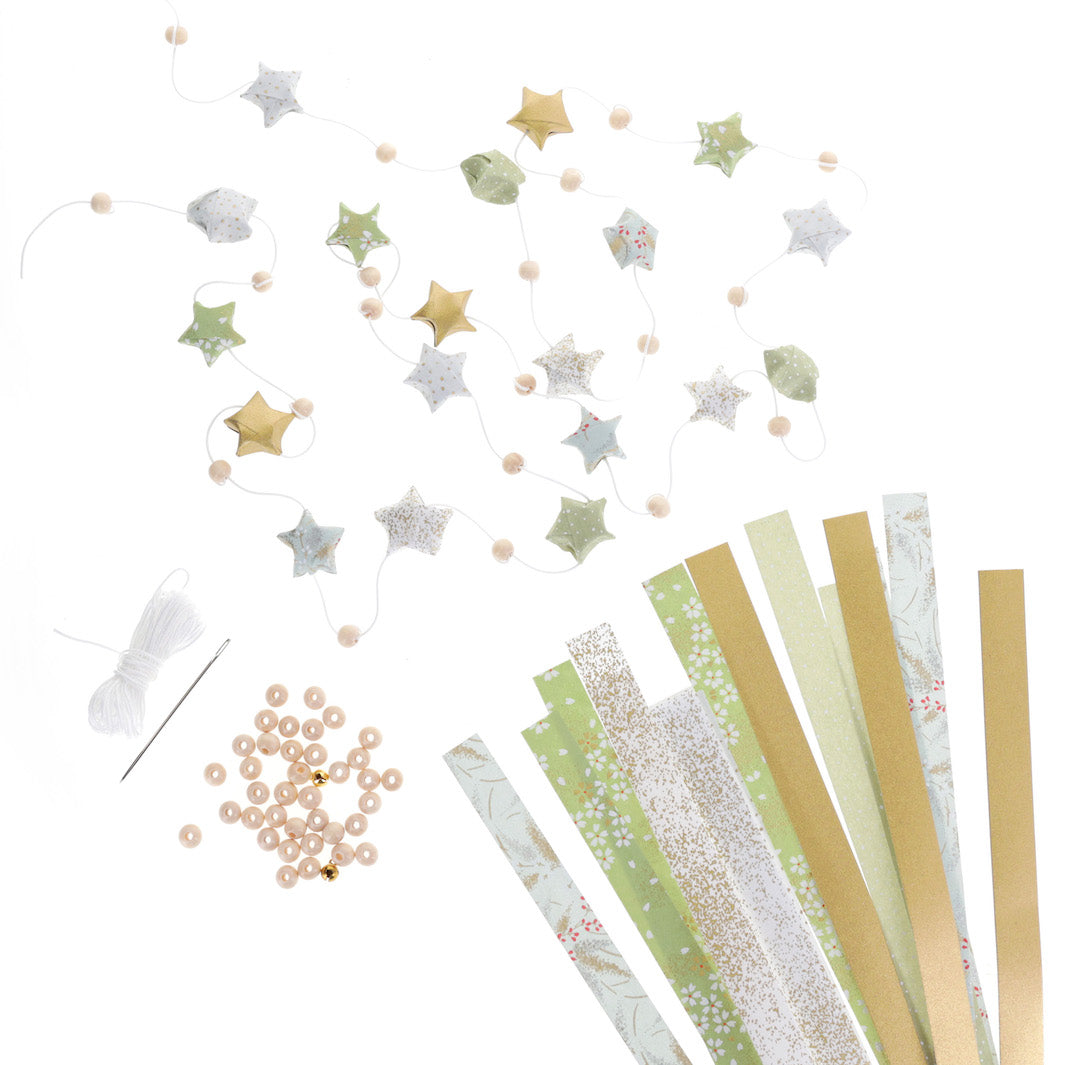 photo packshot du matériel et de la guirlande montée du kit guirlande d'étoiles « amande » dans les tons vert amande, bleu gris, blancs et dorés adeline klam