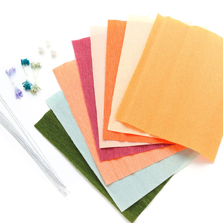 photo packshot du matériel du kit bouquet de fleurs de en crépon dans les tons rouges, corail, jaunes, roses, mauve et gris « naturel » adeline klam