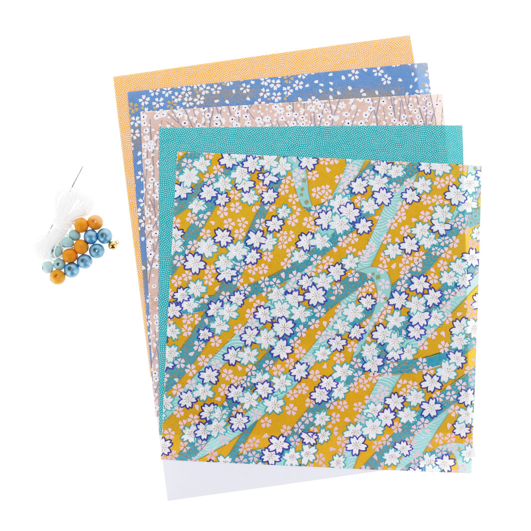 photo packshot du matériel du kit guirlande d'éléphants en origami jaune safran, bleu pervenche, rose clair et bleu canard « bombay » adeline klam