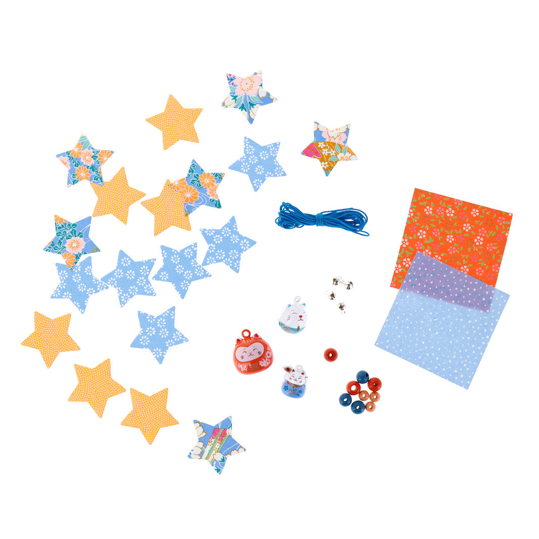 photo packshot du matériel du kit guirlande porte-bonheur bleu pervenche, jaune safran et rouge orangé « louisiane » adeline klam