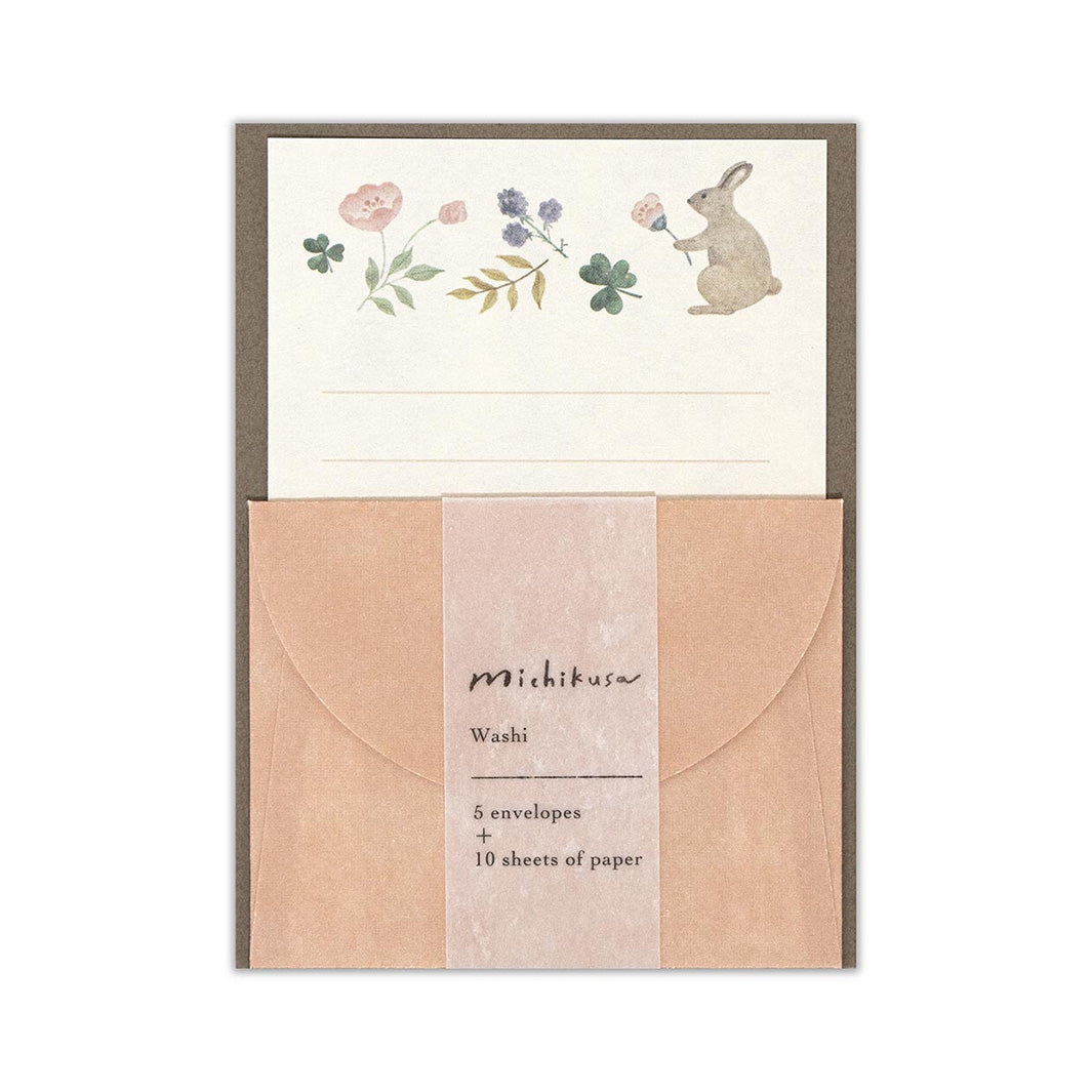photo packshot du packaging du mini set de 10 papiers à lettre et 5 enveloppes roses aux motifs de lapin, de trèfle et de fleurs de nb bo., ltd. japan