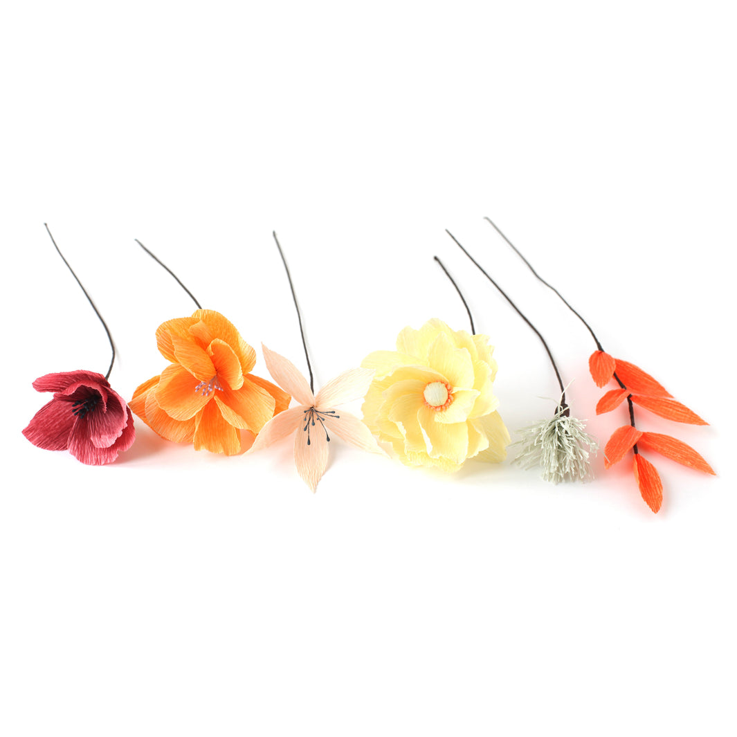 photo packshot des modèles de fleurs et de feuillages du kit bouquet de fleurs de en crépon dans les tons rouges, corail, jaunes, roses, mauve et gris « naturel » adeline klam