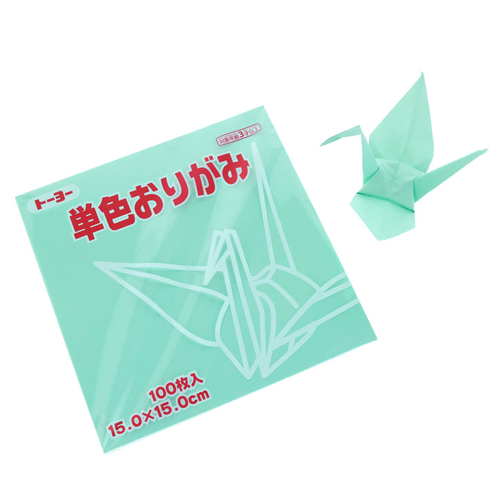photo packshot des papiers et d'une grue montée du set de 100 papiers origami unis vert d'eau toyo