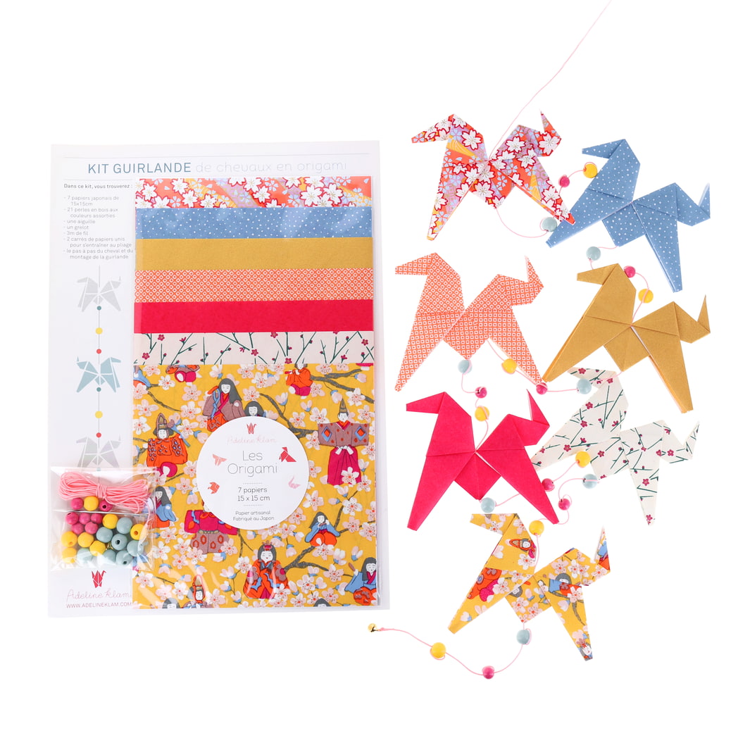 photo packshot du packaging et de la guirlande montée du kit guirlande de chevaux en origami dans les jaune moutarde, corail, rose fuchsia et bleu gris « fruité » A14 adeline klam 