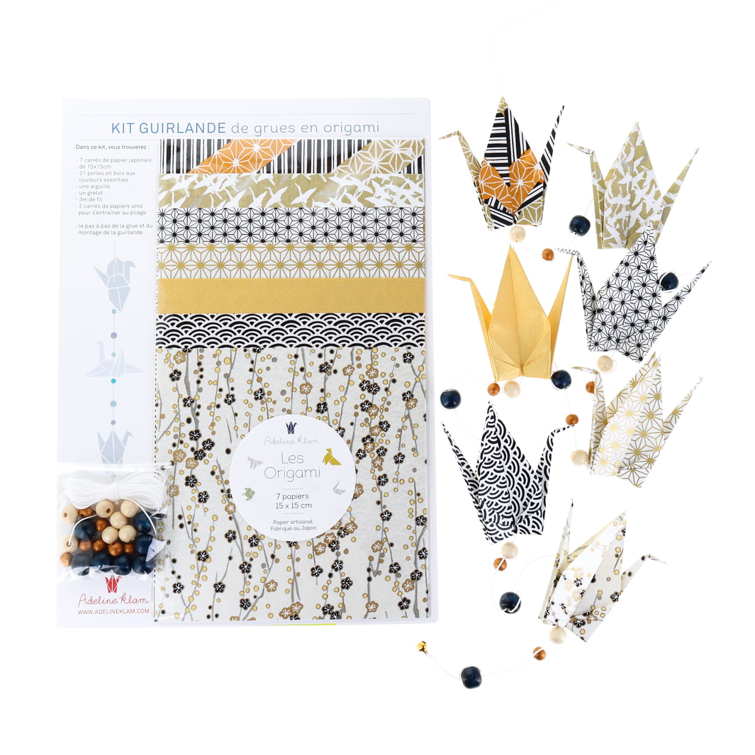 photo packshot du packaging et de la guirlande montée du kit guirlande de grues en origami dans les tons blanc crème, noirs et dorés « manuscrit » S4 adeline klam 