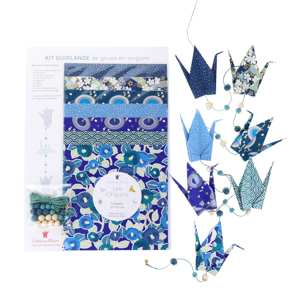photo packshot du packaging et de la guirlande montée du kit guirlande de grues en origami dans les tons bleu nuit, bleu marine et bleu canard « nocturne » Z13 adeline klam 