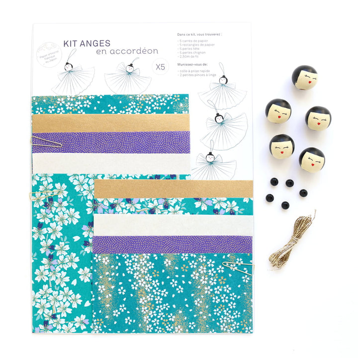 photo packshot du packaging du kit anges accordéon dans les tons bleu canard, bleu nuit, violet foncé, gris perle et dorés « sakura » adeline klam