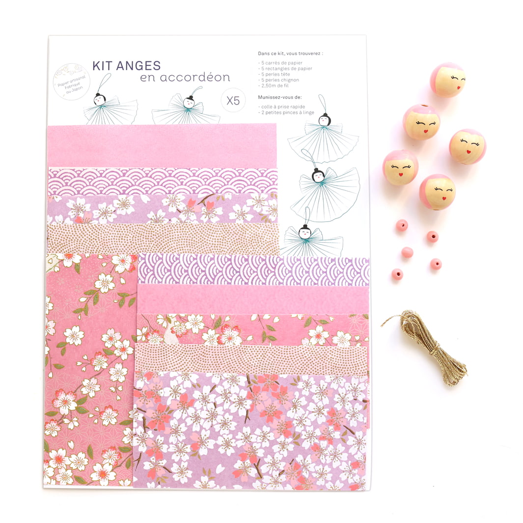 photo packshot du packaging du kit anges accordéon dans les tons rose clair, rose moyen, violet mauve et blancs « sakura » adeline klam