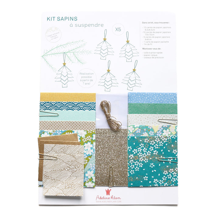 photo packshot du packaging du kit sapins à suspendre dans les tons bleus, verts et dorés « forêt » adeline klam