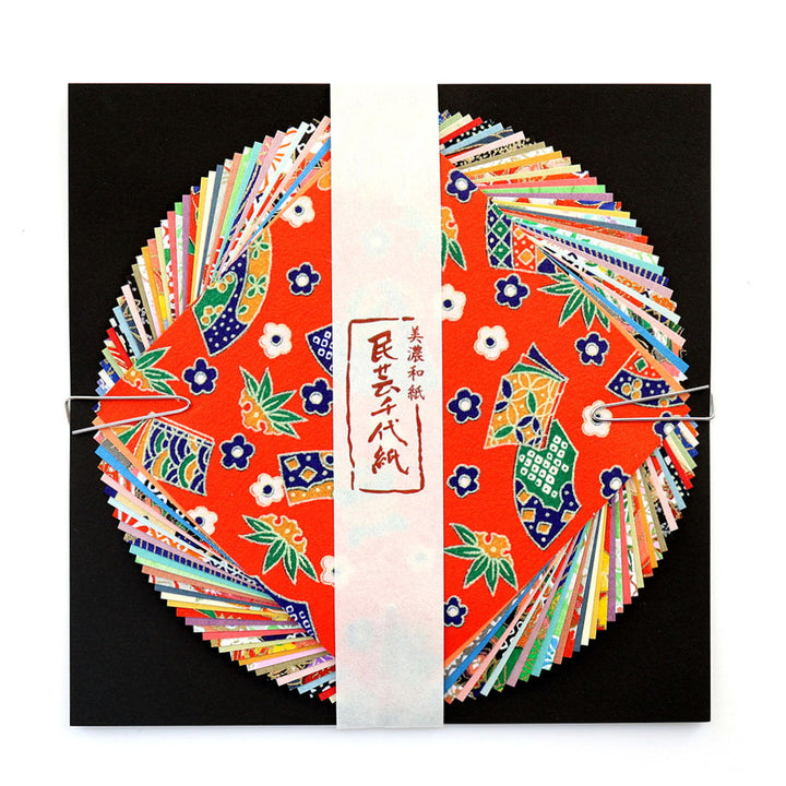 photo packshot du packaging du set de 40 papiers origami en 10cm par 10cm aux motifs traditionnels et unis dans un mélange folklorique furukawashiko
