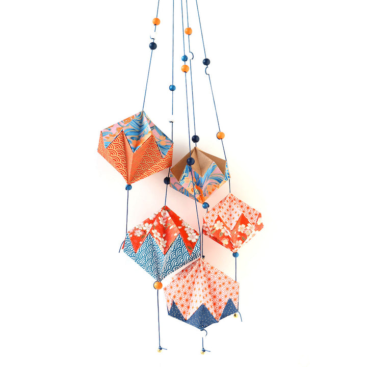 photo packshot des pampilles montées du kit pampilles « william » dans les tons corail, bleu moyen et nuit, roses et dorés adeline klam